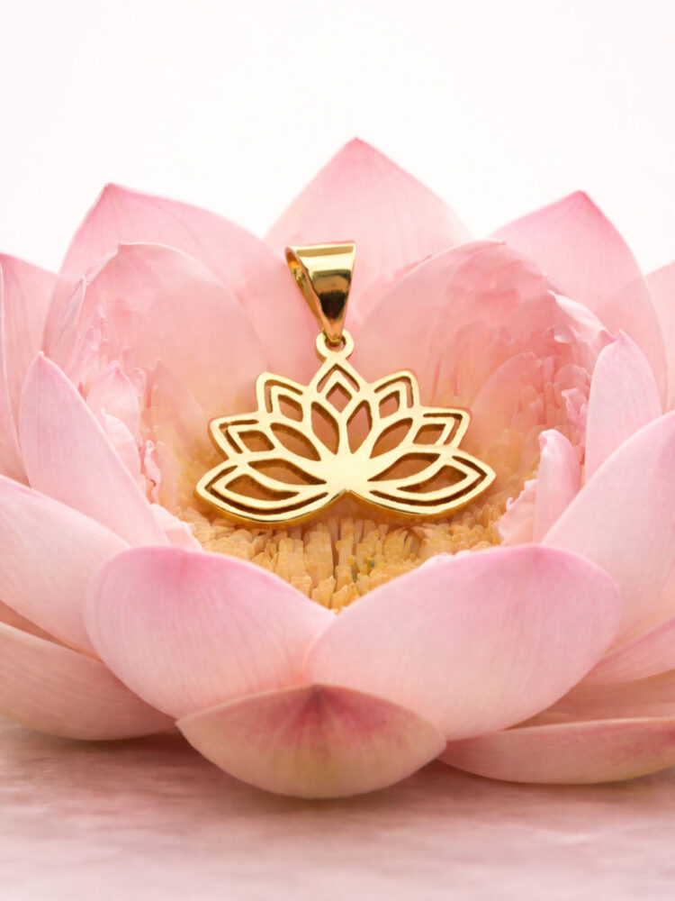 Lotus’un Serveti Kolye Ucu